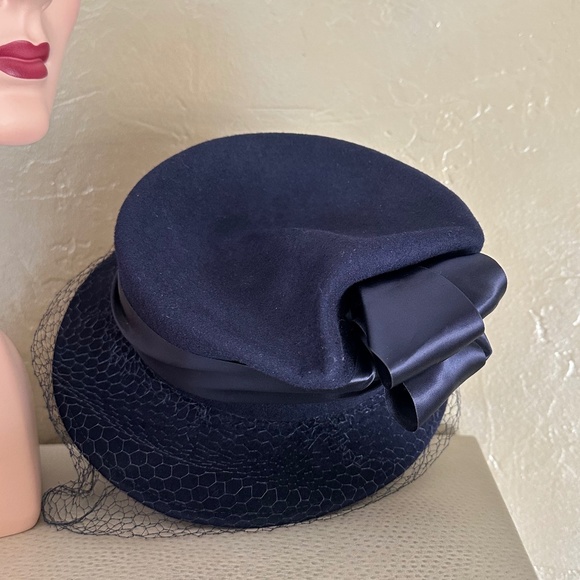 DISTINGUISHED 1940's NAVY TILT FELT HAT - INDENTED CYLINDRICAL CROWN & VEIL - Picture 10 of 13